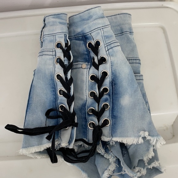 ๐ธ2 for $15๐ธ Lace Up Ripped Denim Shorts - Picture 3 of 4